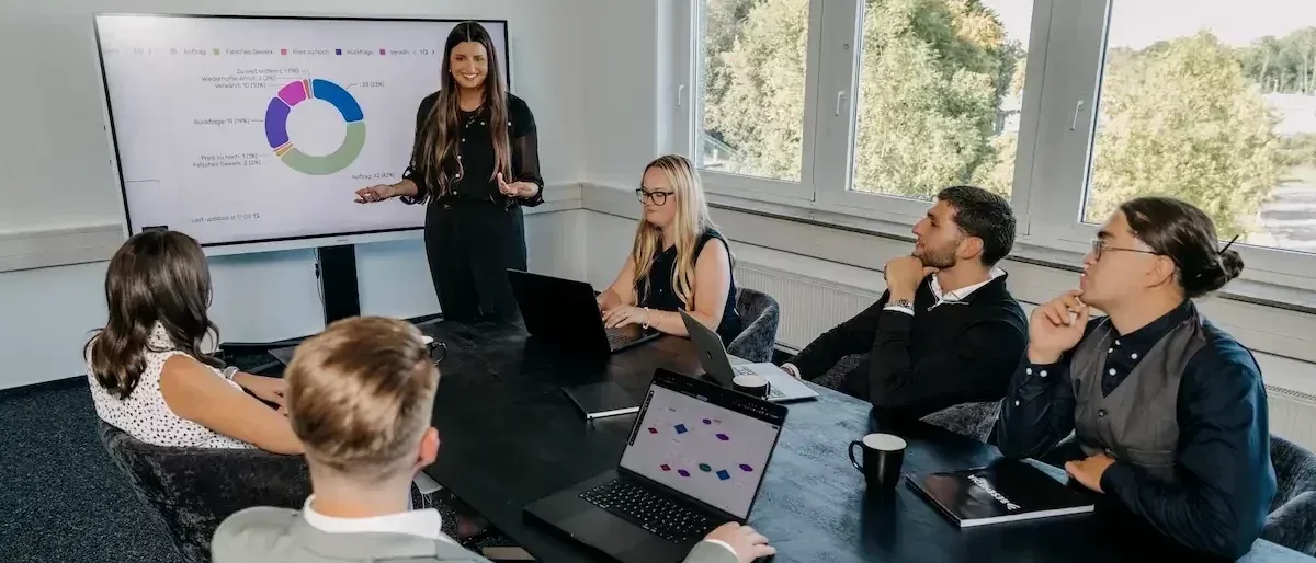 Bese-Media-Team bei einer Auswertungs-Präsentation im Besprechungsraum