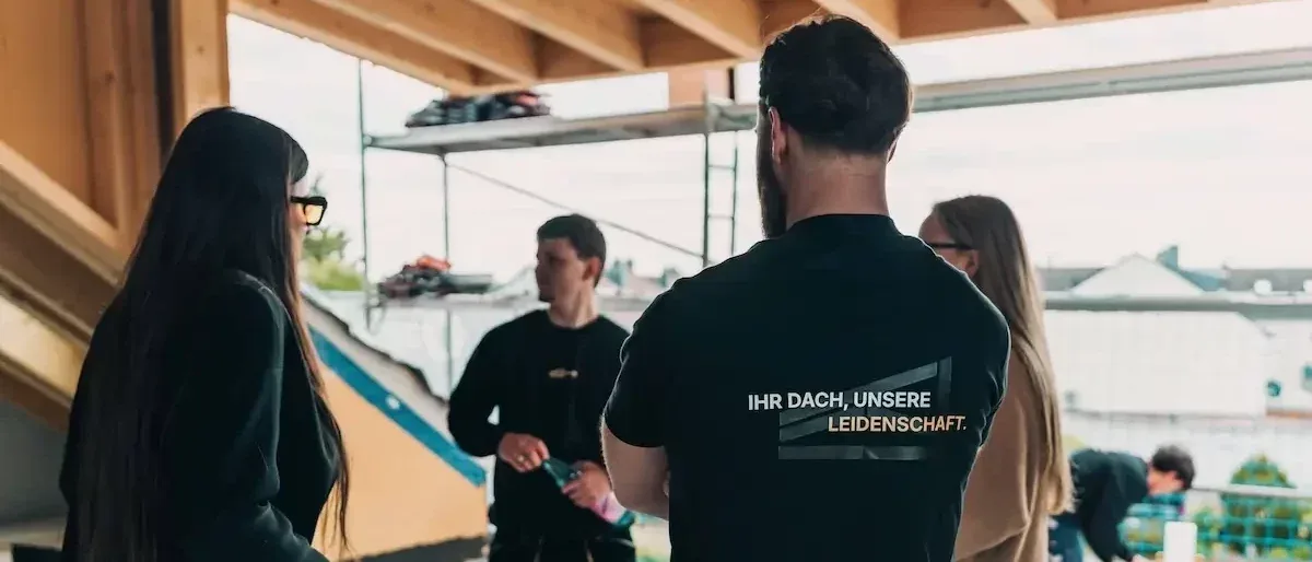 Bese-Media-Mitarbeiter im Austausch mit einem Partnerbetrieb vor Ort