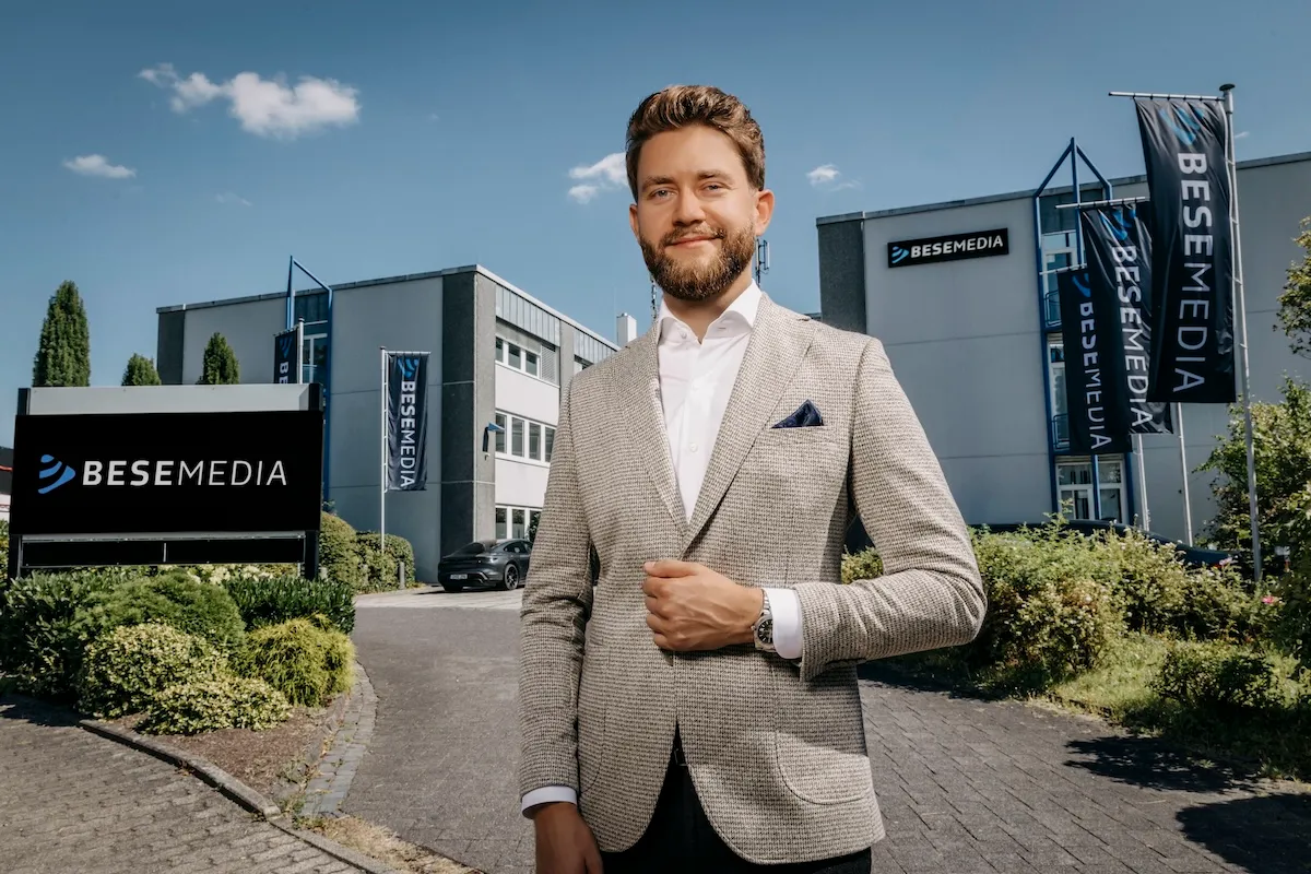 Erich Bese, Geschäftsführer der Bese Media GmbH, im Headquarter in Wiehl
